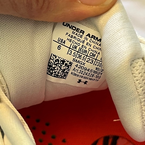 Under Armour Baseball/Softball Cleats
Women's Glyde MT Cleats White Size 6 - Picture 12 of 14